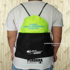 contoh souvenir tas anti air kombinasi hijau dan hitam di Makassar id6792